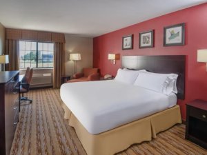 Holiday Inn Express &amp; Suites Wauseon