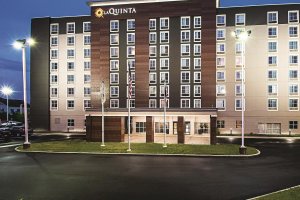 La Quinta Inn &amp; Suites by Wyndham Cincinnati Sharonville